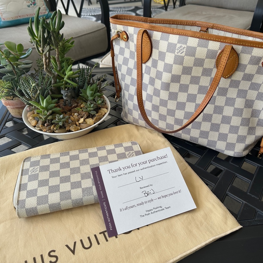 Authenticated Louis Vuitton Damier White and Blue zip around wallet. - Picture 9 of 10